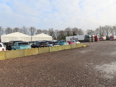 912342 Gezicht op een onlangs aangelegd parkeerterrein van een autohandel (?), achter de voormalige boerderij ...